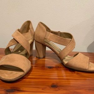 (NWT) Naturalizer Nude Gray Heel Sandals